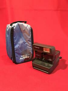 A7571●ポラロイドカメラ Polaroid 本体のみ 約15×12.5×9㎝ スレキズ小汚れ、カメラバッグにキズ汚れ色褪せなどあり