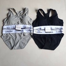 新品 Sサイズ　カルバンクライン　ブラ&ショーツセット　上下セット　グレーとブラックセット　下着 Calvin klein 未使用_画像1