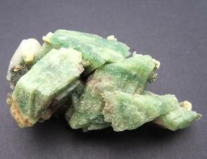 M579 鉱物標本 輝沸石 Heulandite 緑色美結晶 Nasik インド産 瑞浪鉱物展示館 送料無料