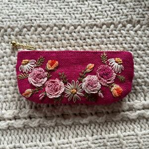 ミニミニポーチ　リップ　印鑑　小銭入れ☆リネン（麻）ピンク　薔薇などの花の手刺繍☆ハンドメイド