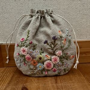 巾着ポーチ☆麻綿ワッシャー地　ベージュ　たくさんの花の手刺繍☆ハンドメイド