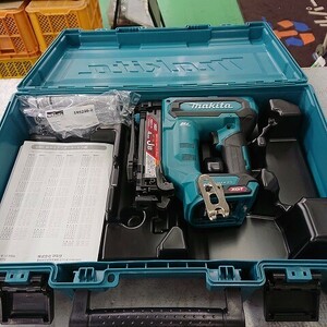 【未使用展示品】Makita マキタ ST001GZ 40Vmax 充電式タッカ 【J線/4mm】