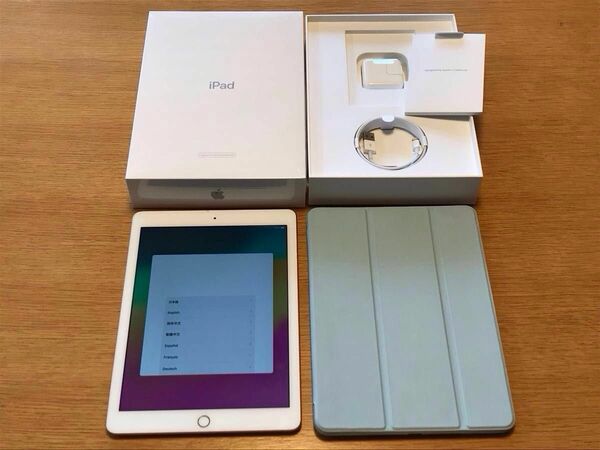 Apple iPad 第6世代 32GB WiFiモデル 本体 カバー フィルム付