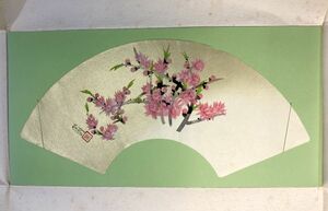 Art hand Auction 【模作】月岡榮貴｢桃の花図 色紙｣ 日本画 花図 扇面 捲り めくり マクリ 栄貴 青邨門 日本美術院評議員 紙タトウ y19378500, 絵画, 日本画, 花鳥, 鳥獣