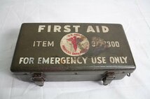 【6qP02237E】★FIRST AID★US ARMY★救急箱★BOX★9777300★ビンテージ★米軍★アンティーク★工具箱★ 弾薬箱★コレクション★現状品_画像1