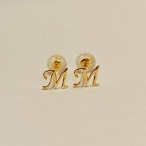 新品☆K18(18金)イニシャルピアス【M】_画像1