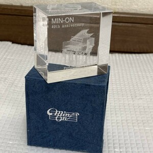 ■MIN-ON 40th Anniversary 記念品 ガラス クリスタル ピアノ ペーパーウエイト 置物 インテリア ■K0637