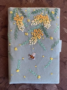 ハンドメイド、手刺繍、「蜜蜂と満開のミモザの、カード18枚、お薬手帳、母子手帳、通帳、収納ケース」・