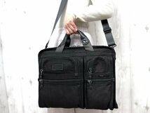 極美品 TUMI トゥミ ビジネスバッグ ハンドバッグ ショルダーバッグ バッグ ナイロン×レザー 黒 A4可 2WAY メンズ 69575_画像1