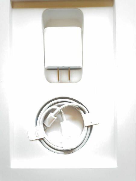 Apple iPad第9世代wi-fiモデル空箱、USB-C Lightningケーブル、USB-C電源アダプター、説明書のセット