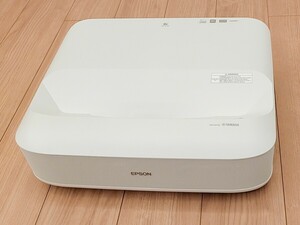 超美品　ほぼ未使用　EPSON　EH-LS650W　超短焦点　プロジェクター　白　エプソン　ほぼ新品　2023年10月発売モデル　