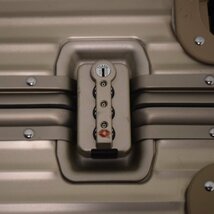 リモワ トパーズチタニウム スーツケース 945.70 容量82L シャンパンゴールド TSA搭載ダイヤルロック 4輪 RIMOWA_画像8