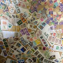 大量　外国切手　使用済　紙付き　まとめて_画像2