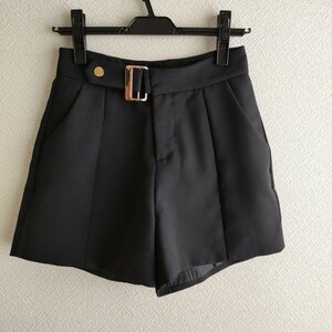 美品　黒のショートパンツ　キュロット