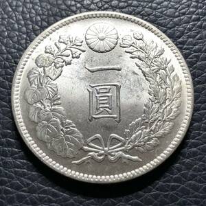 日本古銭 新1円銀貨　明治15年　貨幣 竜 菊紋 貿易銀　一円銀貨 大型銀貨