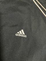 美品adidas黒、ロゴ白（刺繍）ライン白３本クリーム、ウインドブレーカー　サイズL_画像4