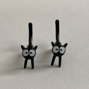 新品　かわいい黒猫のフィギュア型ピアス　立体　全身猫　black cat 動物　しっぽ　ネコ　ねこ　