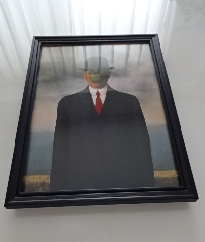 Cadre d'art § Cadre A4 suspendu au mur (sélectionnable) § Affiche incluse § René Magritte § Peinture surréaliste Son of Man style vintage, meubles, intérieur, Accessoires intérieurs, autres