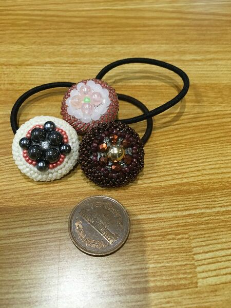 ハンドメイド　ヘアゴム3個セット　 ビーズ刺繍 発表会やお祝いに くるみボタン