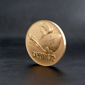 1972年 札幌オリンピック　記念メダル　ゴールド　金属〈 直径65mm × 厚み6mm 〉ケース付き　SAPPORO’72　美品