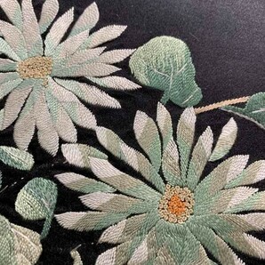 ★きものさらさ アンティーク着物帯★逸品！ 黒地 蝶と菊 刺繍 正絹 大正ロマン 日本刺繍 古布 古裂 時代裂 希少の画像6