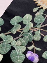 ★きものさらさ　アンティーク着物帯★逸品！　黒地　蝶と菊　刺繍　正絹　大正ロマン　日本刺繍　古布　古裂　時代裂　希少_画像5