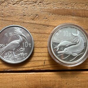中国人民銀行　10元　銀貨　1988年　トキ　イルカ　朱鷺　白鰭豚 　計2枚