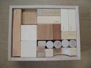 珍品　積み木セット　３３ピース　１３種材　オ－クビレッジ製　共箱付　未使用　美品　7254　木・竹製品