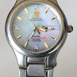 WT08 【稼働中】 ELGIN エルジン FK-1251-C チタン ソーラー 3針 デイデイト 腕時計 シェル文字盤 純正ベルト ヴィンテージ 中古の画像2
