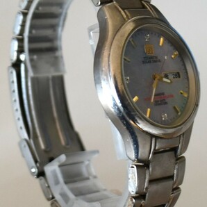WT08 【稼働中】 ELGIN エルジン FK-1251-C チタン ソーラー 3針 デイデイト 腕時計 シェル文字盤 純正ベルト ヴィンテージ 中古の画像3