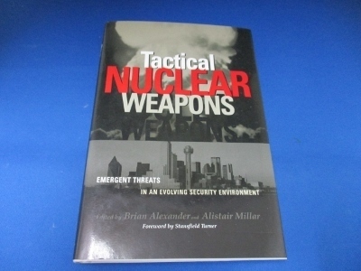 洋書☆核兵器の本☆Tactical Nuclear Weapons: Emergent Threats in an Evolving Security Environment 