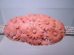 【江月】アンティーク・K18 本珊瑚 菊花/小花彫刻の帯留め 共ケース付 土佐珊瑚