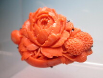 【江月】アンティーク・本珊瑚 花活けに牡丹と菊花彫刻の帯留め 20,78g _画像3