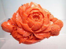 【江月】アンティーク・本珊瑚 花活けに牡丹と菊花彫刻の帯留め 20,78g _画像7