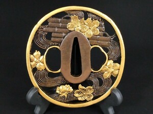 Q7188　刀鍔　桜の図　銅地　絵金銀　日本刀装具　鍔　つば　鐔　刀鐔　刀の鍔　刀剣美術　　重さ108G　厚さ5MM