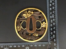 Q7188　刀鍔　桜の図　銅地　絵金銀　日本刀装具　鍔　つば　鐔　刀鐔　刀の鍔　刀剣美術　　重さ108G　厚さ5MM_画像6