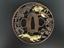 Q7193　刀鍔　竹林双虎の図　銅地　絵金銀　日本刀装具　鍔　つば　鐔　刀鐔　刀の鍔　重さ147G　厚さ6MM　刀剣美術　武道具_画像4