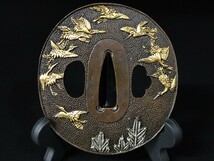 Q7194　刀鍔　百鳥の図　銅地　絵金銀　鍔　つば　鐔　刀鐔　刀の鍔　重さ127G　厚さ4MM　日本刀装具　刀剣美術　武道具　日本刀鍔_画像3