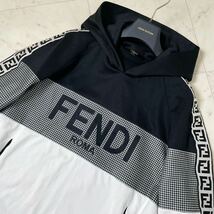 極美品/XLサイズ★ FENDI フェンディ 22AW パーカー フーディー スウェット プルオーバー ロゴ刺繍 ズッカ FF スリーブロゴ 千鳥 メンズ_画像2