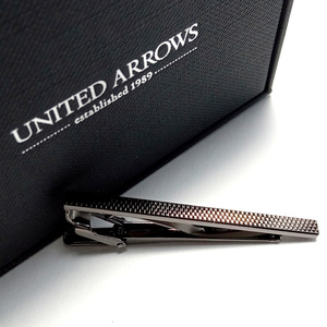 【uat67】新品　UNITED ARROWS ユナイテッドアローズ 　ネクタイピン　タイバー　ガンメタ　ピラミッド　細身　ブラック/黒