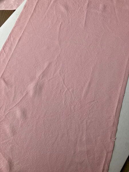 114 ハギレ はぎれ 左見頃 リメイク 正絹 ピンク 糸刺繍 裾 袖裾にも 未着用 光沢糸 綺麗 ハンドメイド 生地 着物
