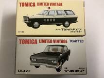 42) 2台セット トミカ 1/64 リミテッド ヴィンテージ ダットサン ブルーバード バン パトカー 三菱 デボネア TOMICA TOMYTEC レア ミニカー_画像1