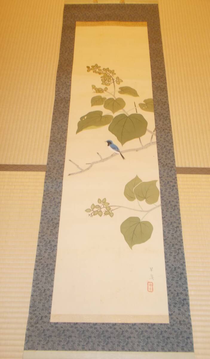 [Ouvrage authentique, parchemin suspendu] Paulownia et petits oiseaux de Kobayashi Suikei - Un arbre de paulownia mûr et un petit oiseau (moucherolle bleu et blanc) L'atmosphère automnale imprègne toute l'image, créant un monde infini d'élégance raffinée. Un chef-d'œuvre d'un maître., Peinture, Peinture japonaise, Fleurs et oiseaux, Faune