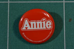 Qm286 【コレクター放出】1982年 当時モノ Annie アニー 公開記念 缶バッジ BADGE ゆうメール 