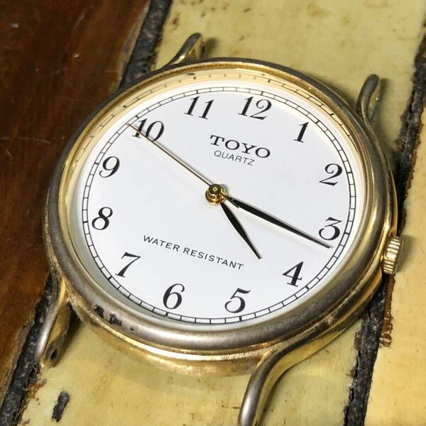 【即決/送料無料】 TOYO トーヨー ビンテージウォッチ クォーツ アナログウォッチ 白文字盤 3針 中古腕時計 quartz wristwatch 