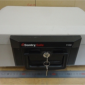  Sentry Safe 1100 ポータブル耐火防水保管庫 A4サイズ収納可能 鍵2本 の画像1