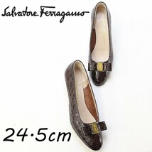 ◆Salvatore Ferragamo サルヴァトーレ フェラガモ クロコ型押しレザー ヴァラリボン オーバルトゥ ローヒール パンプス ダークブラウン 7_画像1