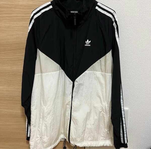 adidas ウインドブレーカー