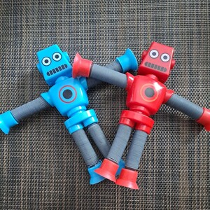 ノビルンダーロボ ２種セット ／ 吸盤 伸びる ロボット 赤 青 SNS フィギュア 人形
