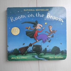 英語　絵本　Room on the Broom　洋書